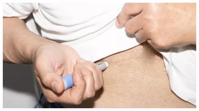What factors contribute to the price of Ozempic injections at a Dubai clinic?